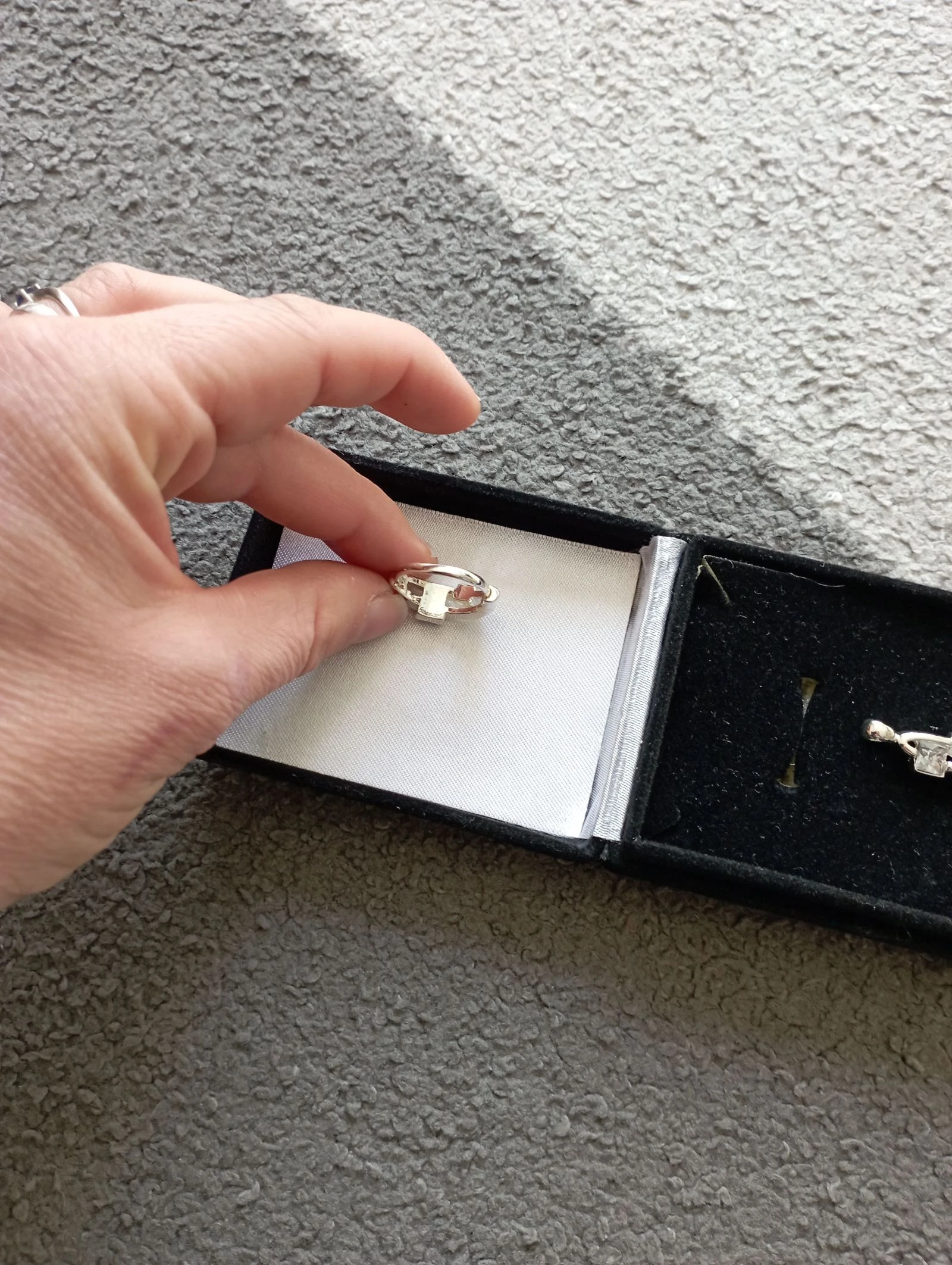 Anillo y colgante de bisutería – photo 4
